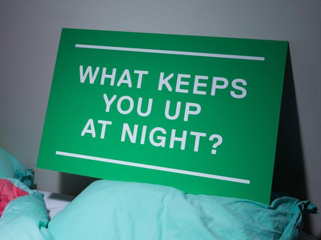 Bord met tekst 'what keeps you up at night?'