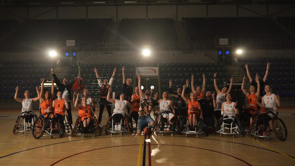 Nederlands dames rolstoelbasketbalteam samen met  band Enorm