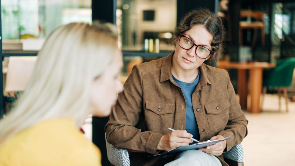 Vrouw in gesprek