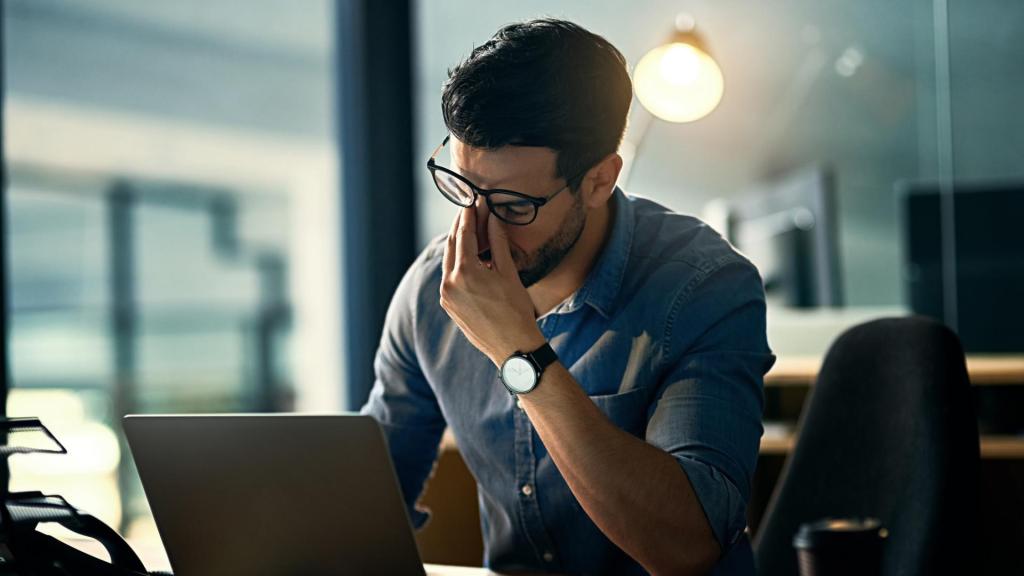 Man met stress achter eiland