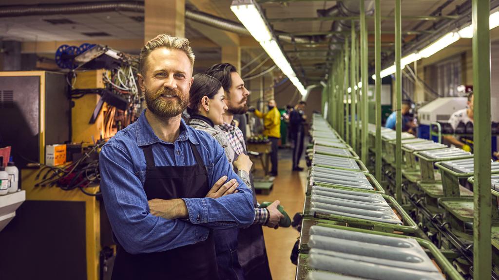 Man die werkzaam is in een fabriek