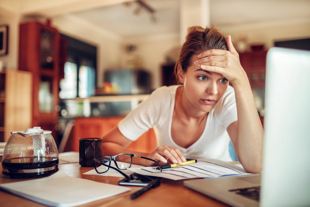 Vrouw die achter een laptop werkt