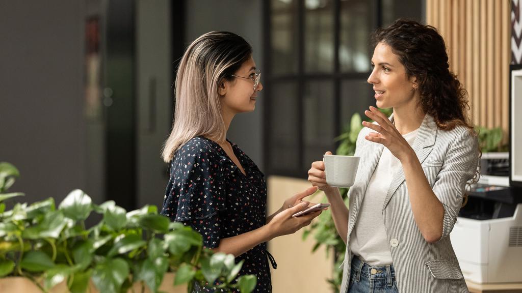 Twee vrouwen in gesprek