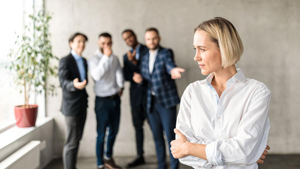 Vrouw die gepest wordt door haar collega's.