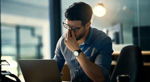 Man met stress achter laptop