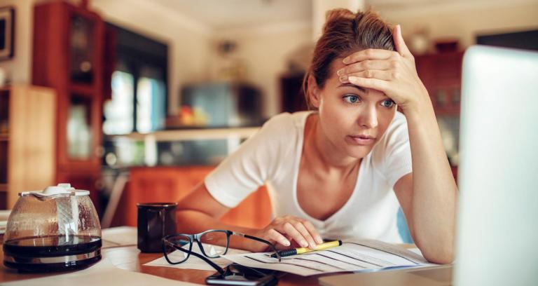 Vrouw die achter een laptop werkt