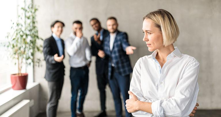 Vrouw die gepest wordt door haar collega's.